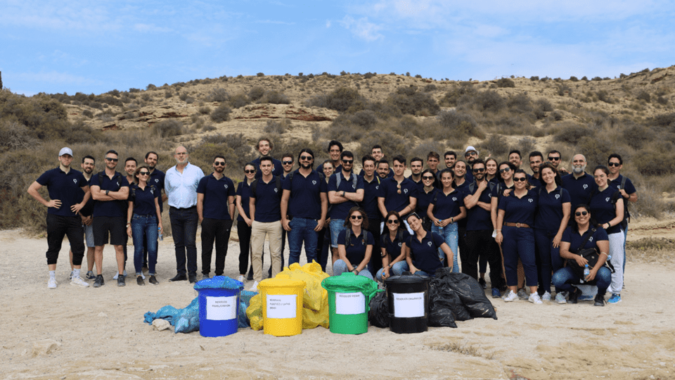 Equipo recogiendo basura en la playa