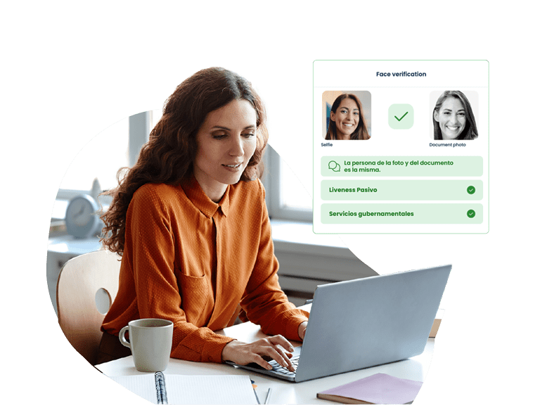 Usuaria confirmando su identidad desde un portátil con aplicación Facephi Identity Platform