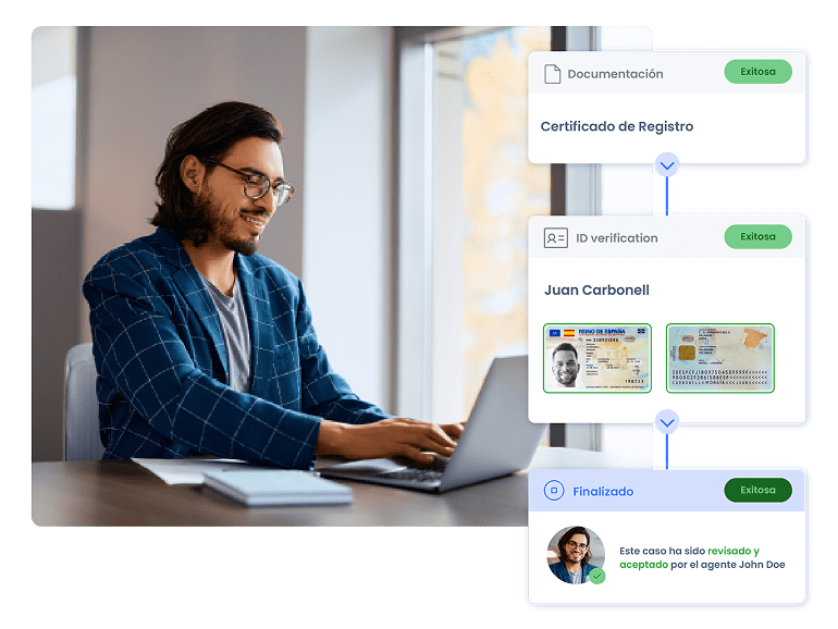 Usuario verificando su identidad desde el portátil con las soluciones de Facephi