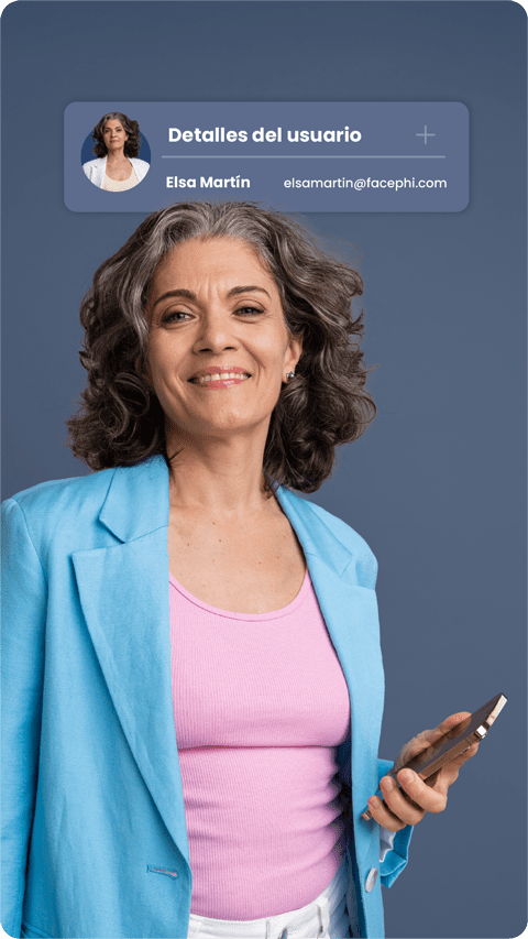 Usuaria de mediana edad mirando a cámara