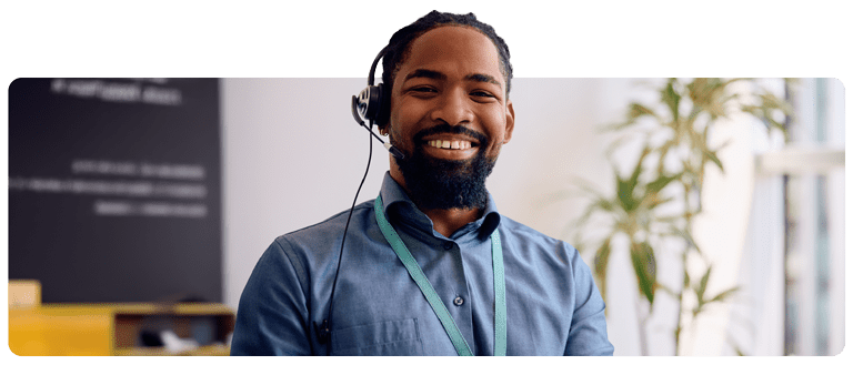 Trabajador del Customer Support Center mirando a cámara sonriente