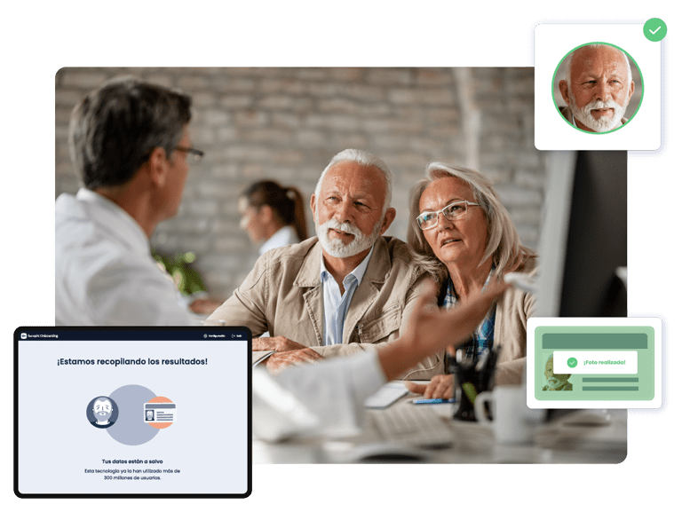 Dos pacientes senior hablando con el médico. Una serie de pantallas superpuestas muestran el proceso de onboarding