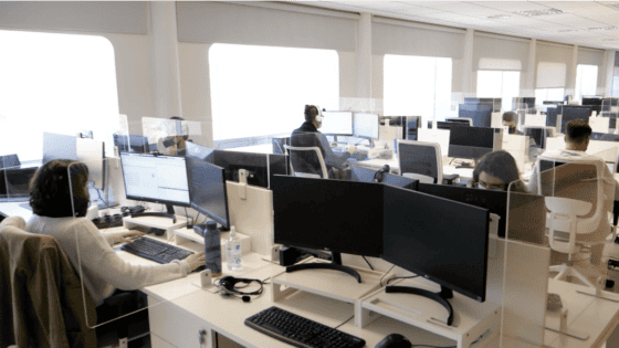 oficinas y empleados en ordenadores