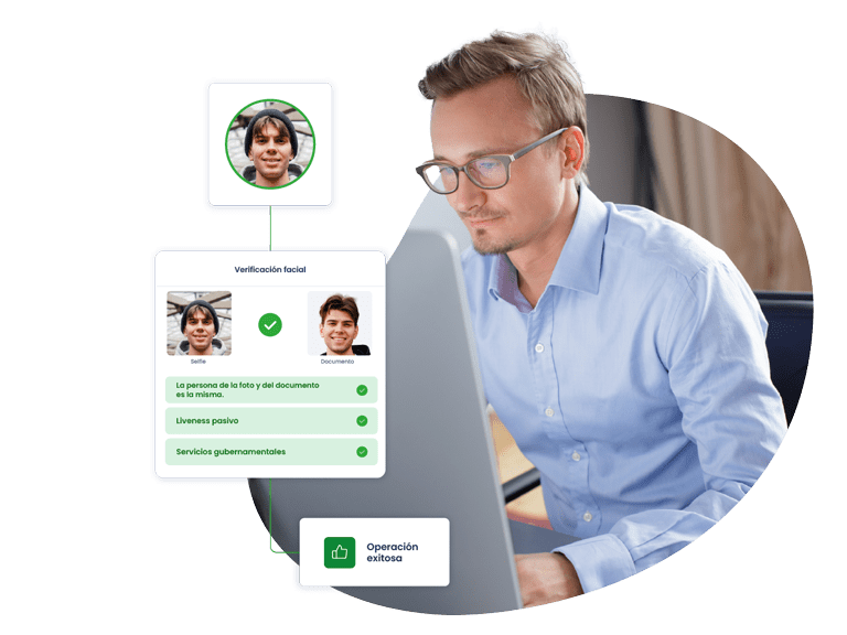 Usuario comprobando la verificación facial exitosa de otro usuario