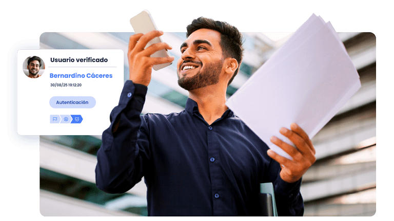 Usuario con documentación en una mano y el dispositivo móvil en la otra