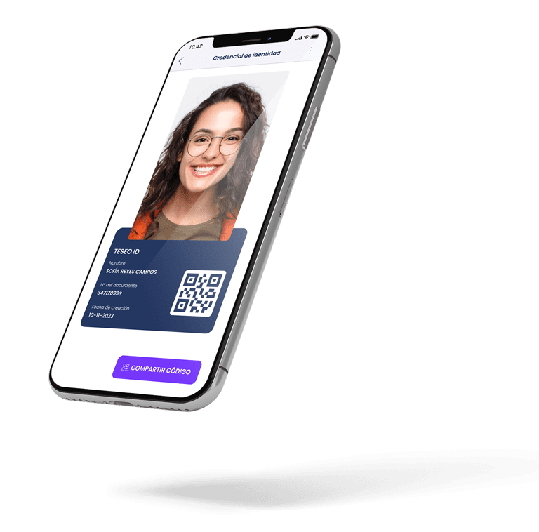 Dispositivo móvil con la credencial de identidad de una usuaria en pantalla