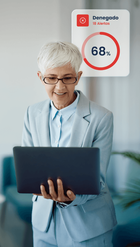 Mujer comprobando en su portátil las alertas generadas por el sistema