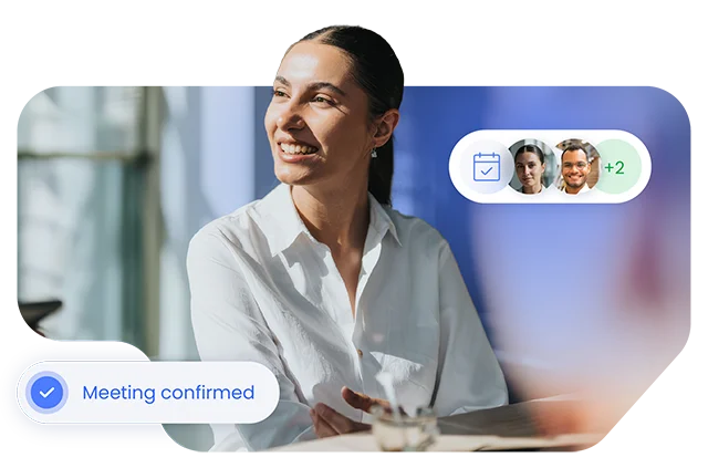 Persona sentada en una mesa de trabajo durante una reunión, con un portátil delante. Sobre la imagen aparecen elementos gráficos de calendario y colaboradores, junto al texto 'Meeting confirmed