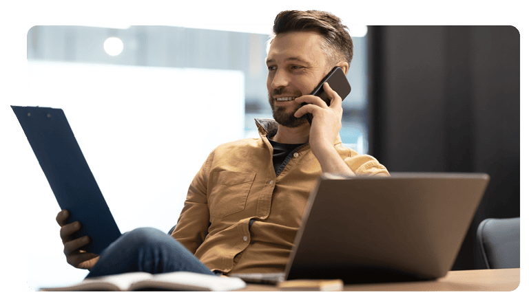 Personne du support parlant au téléphone tout en consultant le contenu d’un document